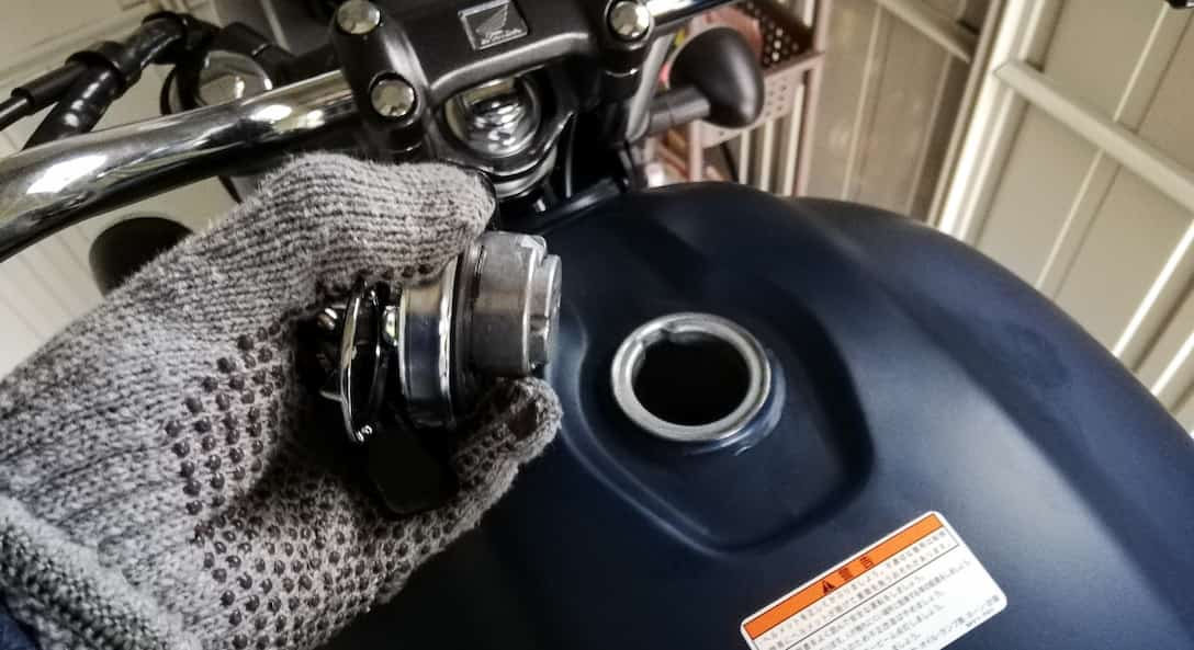 図解】GB350をガソリンスタンドで給油する方法について紹介！ | チェス