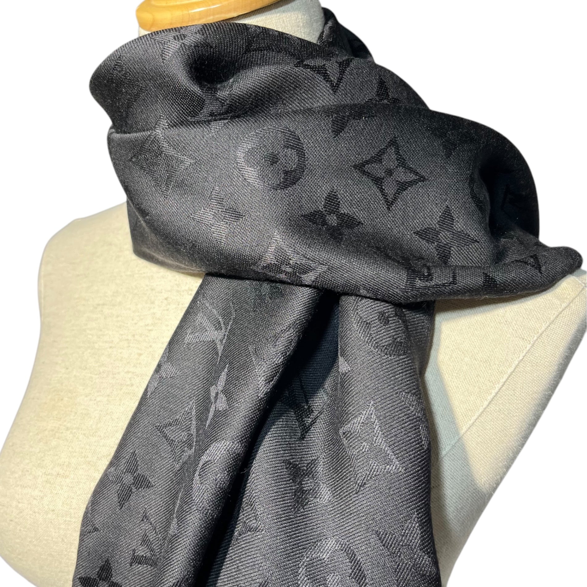 LOUIS VUITTON(ルイヴィトン) Shawl monogram ショール・モノグラム