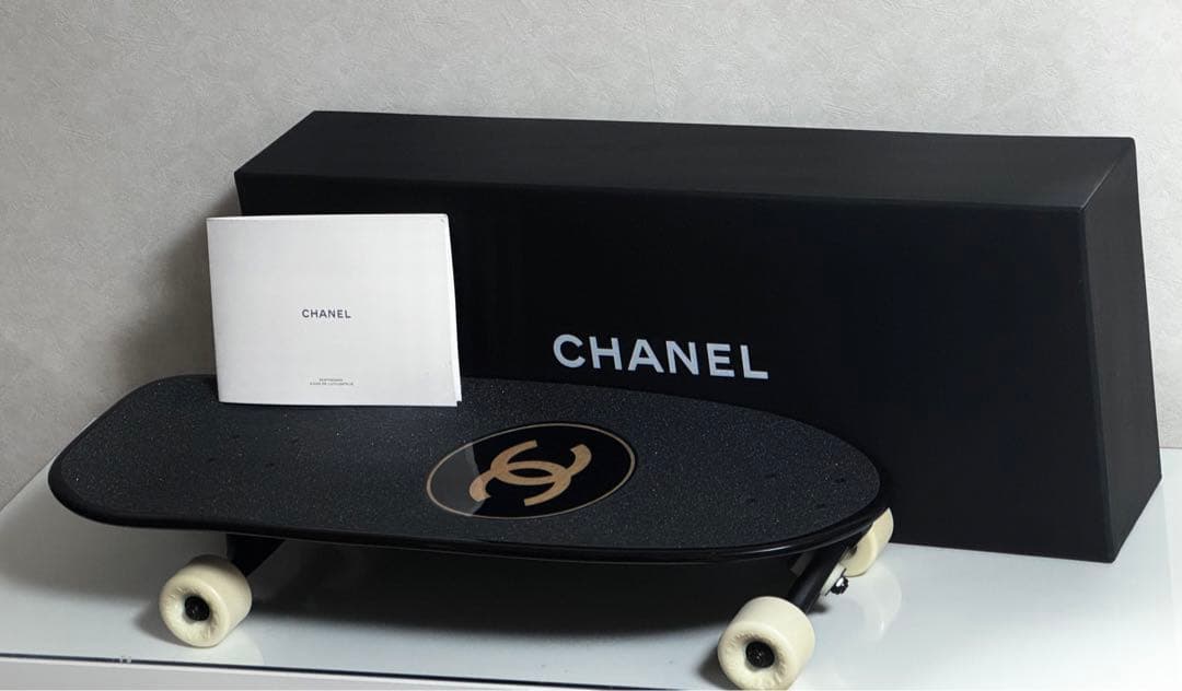 スケートボード CHANEL LACQUERED WOOD BLACK SKATEBOARD CHANEL Pre-Owned マトラッセ スケートボード | ブラック | FARFETCH JP