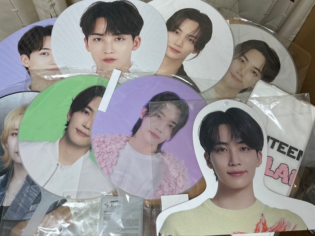 seventeenジョンハンのうちわまとめ売り SEVENTEEN ジョンハン 歴代うちわ まとめ売り - メルカリ